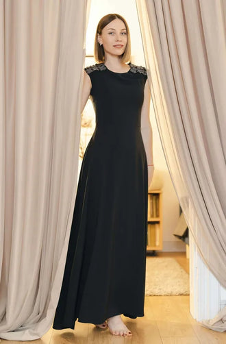 Femme portant une robe longue noire - XS-L - DARK LAGUNA, patron de couture PDF à télécharger, niveau intermédiaire.