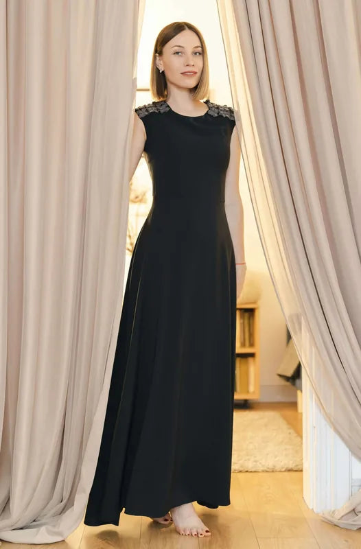 Femme portant une robe longue noire - XS-L - DARK LAGUNA, patron de couture PDF à télécharger, niveau intermédiaire.