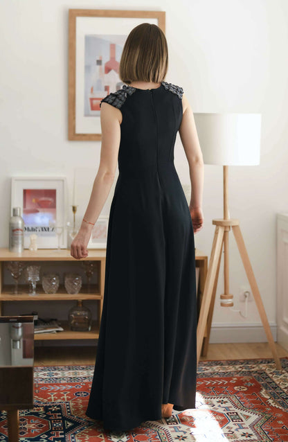 Robe - XS-L - DARK LAGUNA, patron de couture pdf à télécharger, vue arrière de la robe élégante en intérieur.