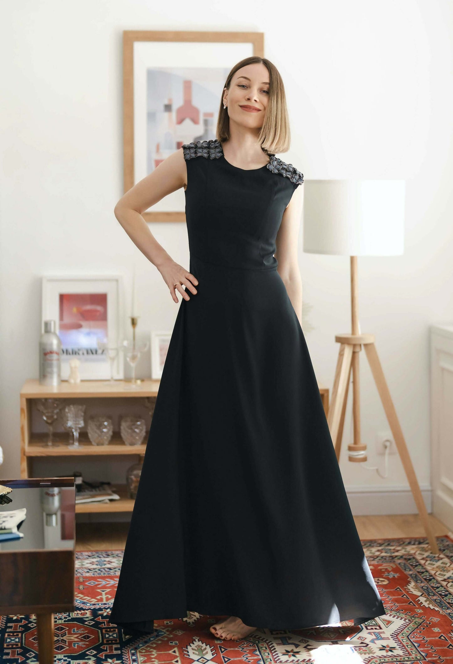 Robe - XS-L - DARK LAGUNA patron de couture pdf à télécharger, présentation du modèle porté dans un intérieur élégant.