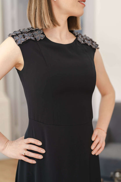 Robe - XS-L - DARK LAGUNA avec détails floraux sur les épaules, patron de couture pdf à télécharger pour couturières intermédiaires.