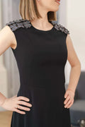Robe - XS-L - DARK LAGUNA avec détails floraux sur les épaules, patron de couture pdf à télécharger pour couturières intermédiaires.
