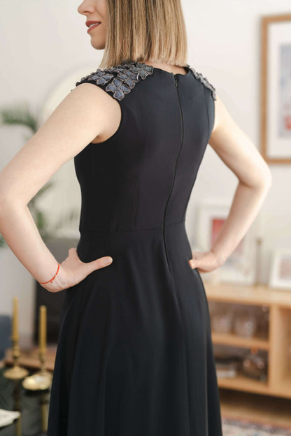 Robe - XS-L - DARK LAGUNA pour patron de couture pdf à télécharger, vue arrière portée, niveau intermédiaire, tailles XS à L