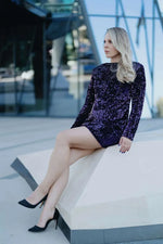 Robe - XS-XL - ARTISTA portée par une femme à la coupe élégante et scintillante.