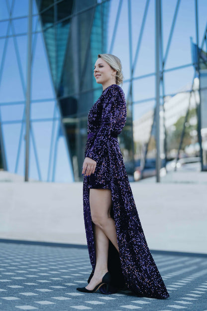 Femme portant une robe longue violette, style moderne, sur fond architectural. Robe - XS-XL - ARTISTA et jupe.