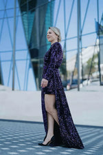 Femme portant une robe longue violette, style moderne, sur fond architectural. Robe - XS-XL - ARTISTA et jupe.