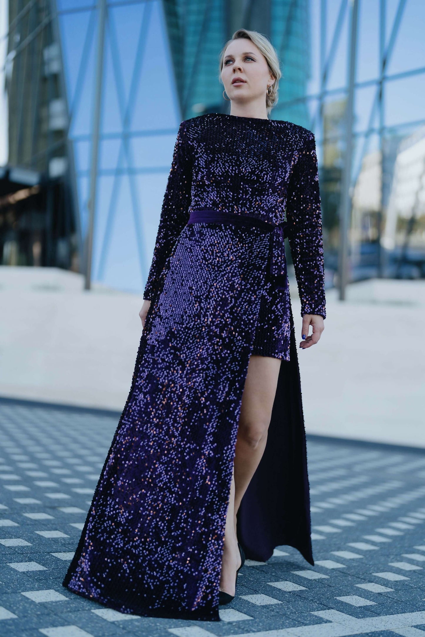 Robe - XS-XL - ARTISTA et jupe portée par une femme en paillettes violettes, style moderne en extérieur.