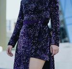Robe - XS-XL - ARTISTA et jupe en sequins violets, mannequin présentant le design élégant et chic du patron de couture.