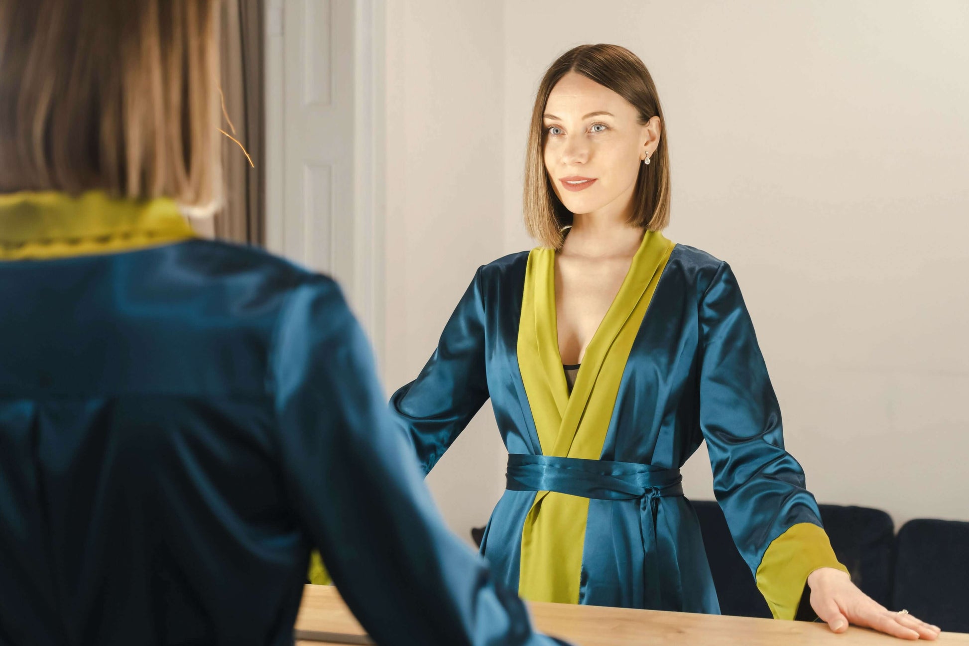 Robe - XS-XL - DOLCE FIORE, peignoir élégant en satin, vue d'une femme devant un miroir.