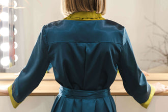 Robe - XS-XL - DOLCE FIORE vue arrière, tissu satin, patron de couture pdf à télécharger, mélange de couleur bleu et jaune.