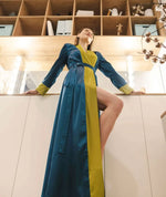 Robe - XS-XL - DOLCE FIORE portée par un mannequin dans un intérieur moderne, couleur bleu et vert.