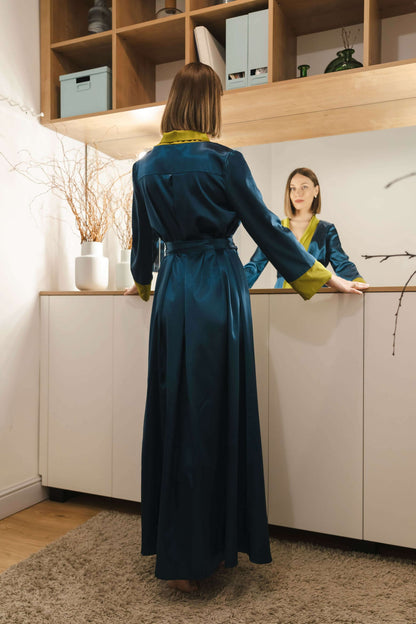 Robe - XS-XL - DOLCE FIORE portée par une femme se regardant dans le miroir, design élégant en satin.