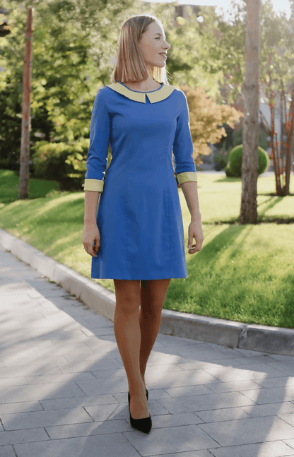 Robe - XS-XL - ELECTRIC 80 pour patron de couture pdf à télécharger, femme en robe bleue marche dans un parc.