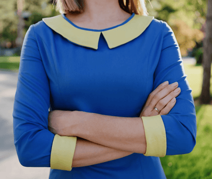 Femme portant une robe bleu électrique avec col jaune, patron de couture PDF à télécharger, Robe - XS-XL - ELECTRIC 80 disponible.