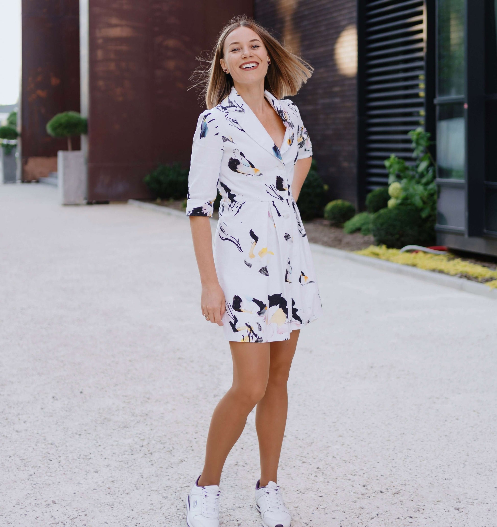 Robe XS-XL - SOULMATE patron de couture pdf à télécharger, femme portant robe blanche avec motifs, couture intermédiaire, tailles XS à XL.