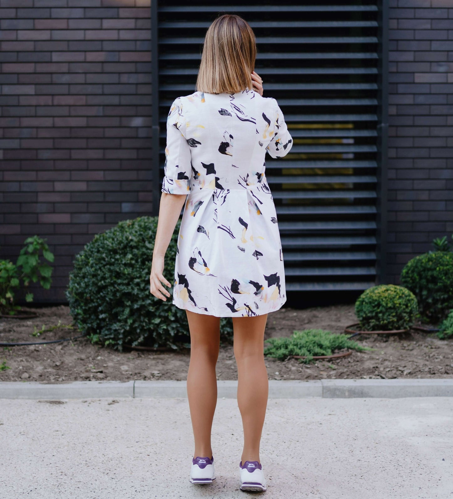 Robe XS-XL - SOULMATE - patron de couture pdf à télécharger, femme de dos portant une robe blanche imprimée, niveau intermédiaire.