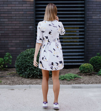 Robe XS-XL - SOULMATE - patron de couture pdf à télécharger, femme de dos portant une robe blanche imprimée, niveau intermédiaire.