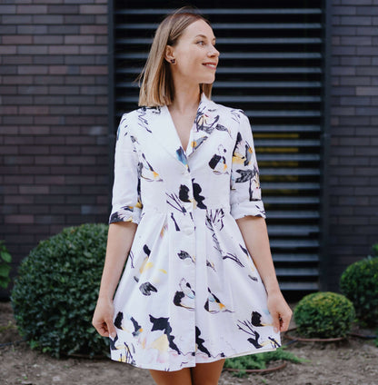 Robe XS-XL - SOULMATE, patron de couture PDF à télécharger, femme portant une robe imprimée florale devant un mur de briques.