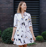 Robe XS-XL - SOULMATE, patron de couture PDF à télécharger, femme portant une robe imprimée florale devant un mur de briques.