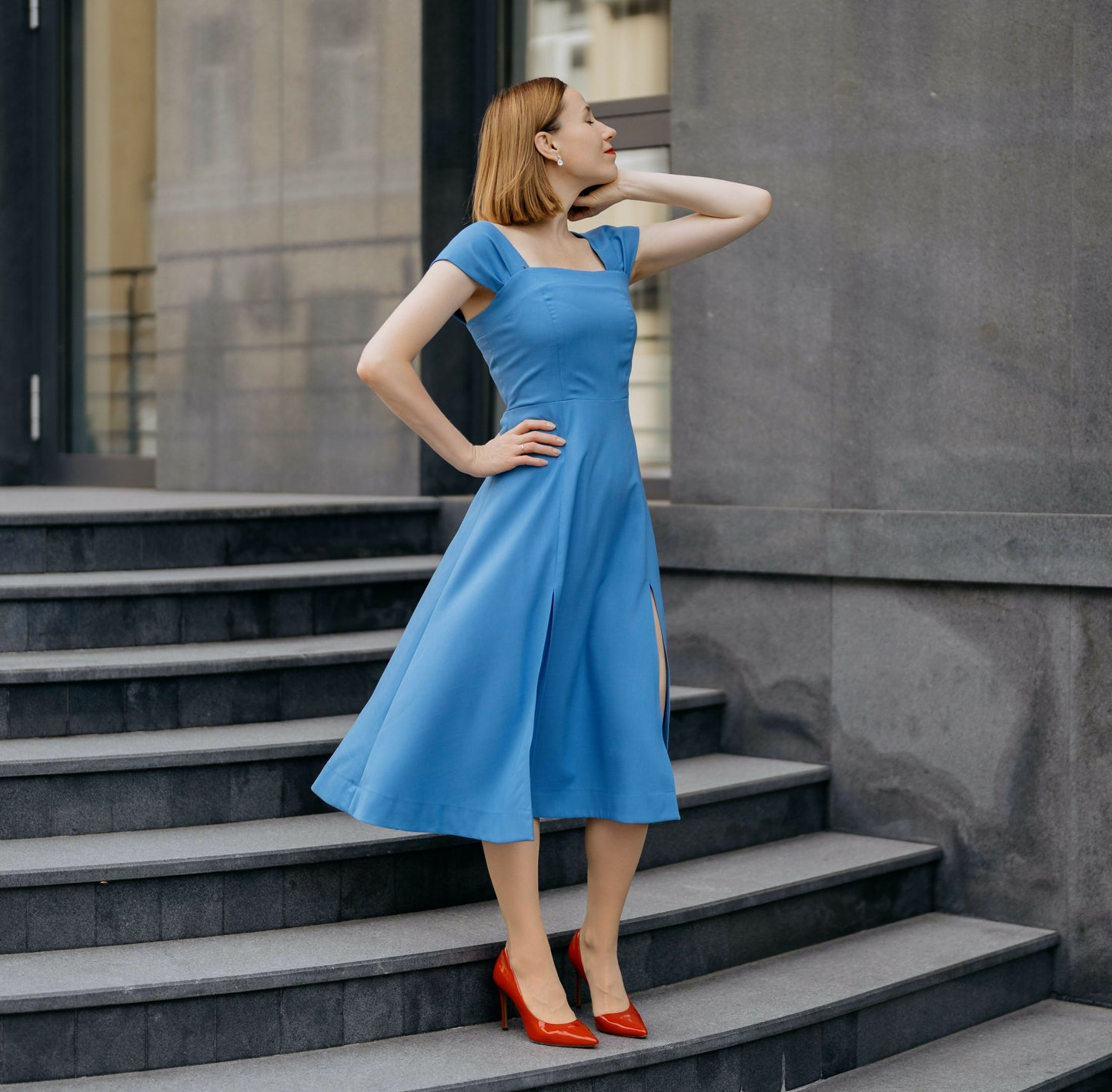 Femme portant une robe bleue - XS - XL - WALK AND SHINE, patron de couture pdf à télécharger pour couturières intermédiaires.