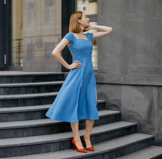 Femme portant une robe bleue - XS - XL - WALK AND SHINE, patron de couture pdf à télécharger pour couturières intermédiaires.