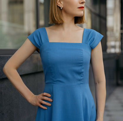 Femme portant une robe bleue "Robe - XS - XL - WALK AND SHINE", patron de couture pdf à télécharger.