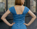 Vue arrière de la robe de couture Robe - XS - XL - WALK AND SHINE, patron de couture pdf à télécharger, en tissu bleu.