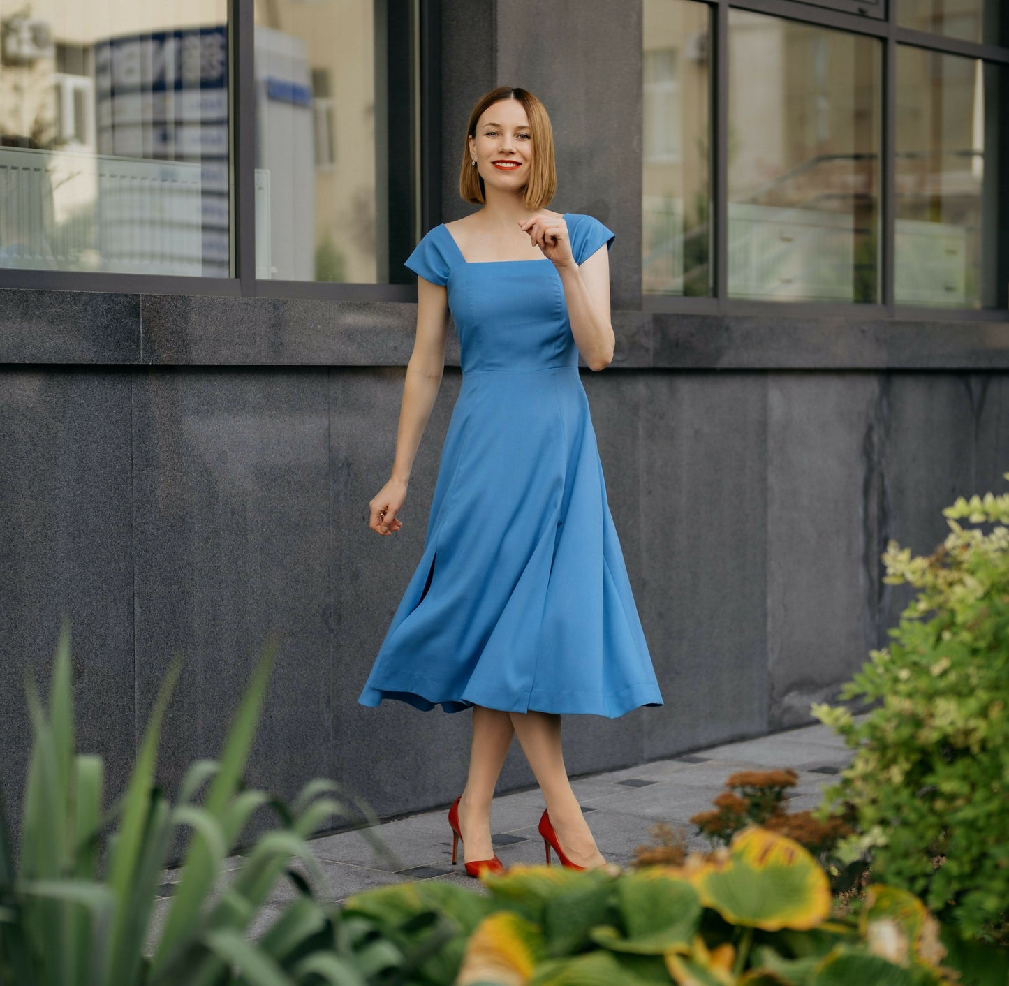 Robe - XS - XL - WALK AND SHINE, patron de couture pdf à télécharger pour couture intermédiaire, femme en robe bleue élégante devant un bâtiment moderne.