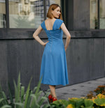 Femme portant une robe bleue de dos, patron de couture pdf à télécharger, Robe - XS - XL - WALK AND SHINE, niveau intermédiaire.