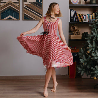 Robe - XS/L - CANDY, patron de couture pdf à télécharger, femme en robe rayée dans un salon décoré.