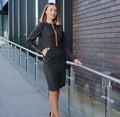 Femme portant une robe sombre élégante, modèle de patron de couture pdf à télécharger Robe - XS|L - IMPRESS, pour couturières expertes.