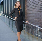 Femme portant une robe sombre élégante, modèle de patron de couture pdf à télécharger Robe - XS|L - IMPRESS, pour couturières expertes.