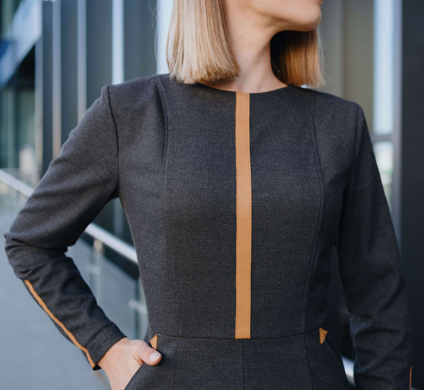 Femme portant Robe - XS|L - IMPRESS patron de couture pdf à télécharger, vue en gros plan d'une robe élégante.