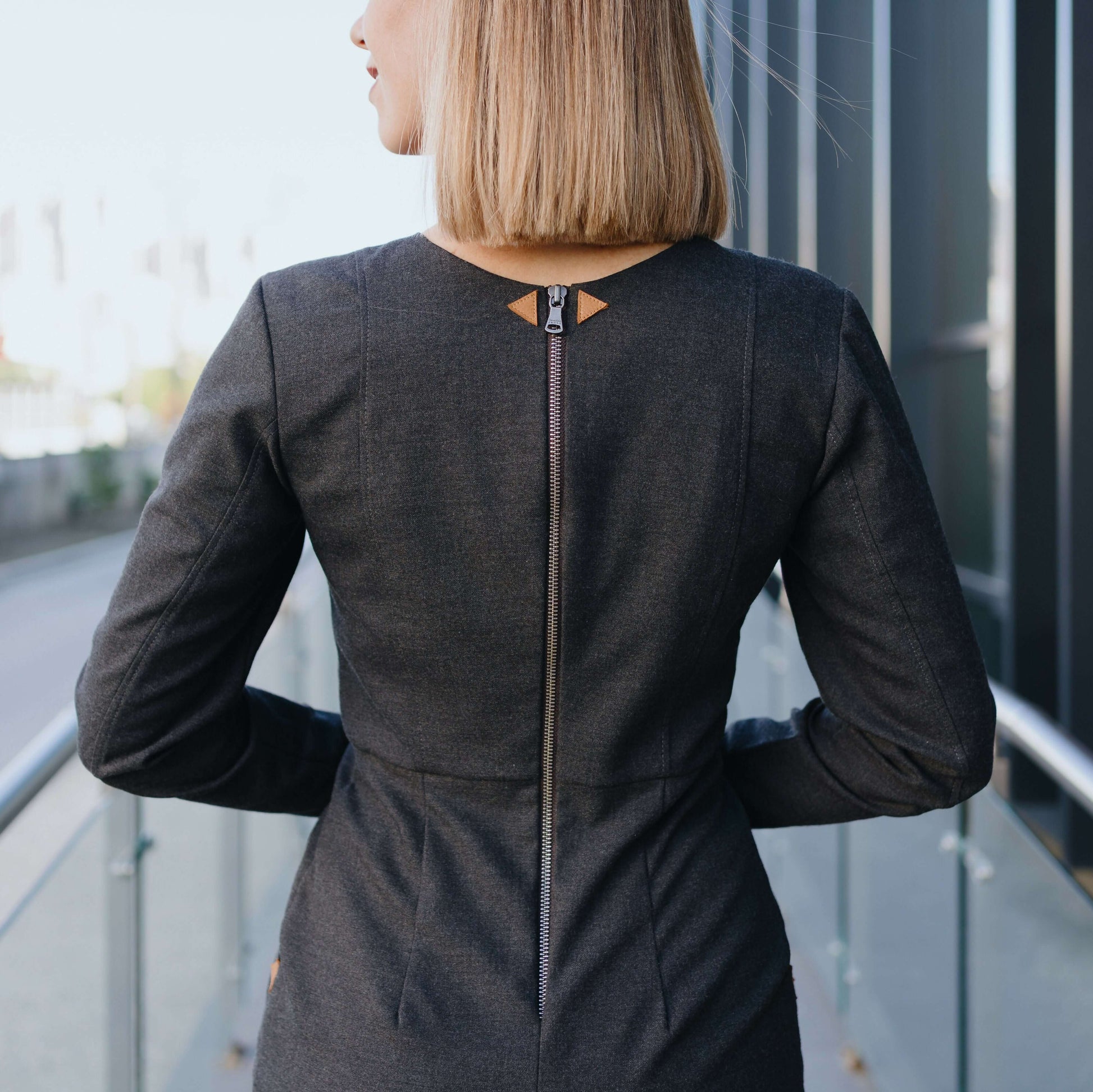 Vue arrière de la Robe - XS|L - IMPRESS, patron de couture pdf à télécharger, montrant un dos élégant avec fermeture éclair.