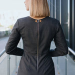Vue arrière de la Robe - XS|L - IMPRESS, patron de couture pdf à télécharger, montrant un dos élégant avec fermeture éclair.
