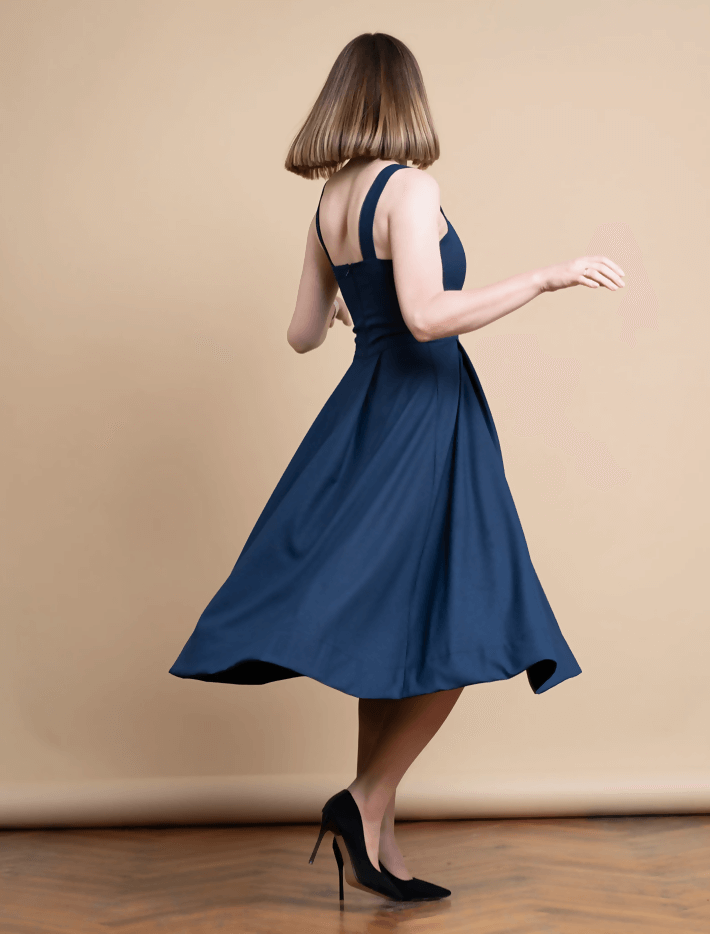 Robe - XS\XL - CLÉ du SUCCÈS, patron de couture PDF à télécharger, vue arrière de la robe bleu élégante en mouvement.