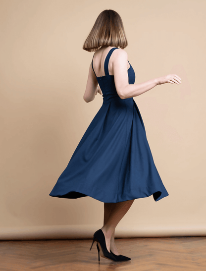 Robe - XS\XL - CLÉ du SUCCÈS, patron de couture PDF à télécharger, vue arrière de la robe bleu élégante en mouvement.