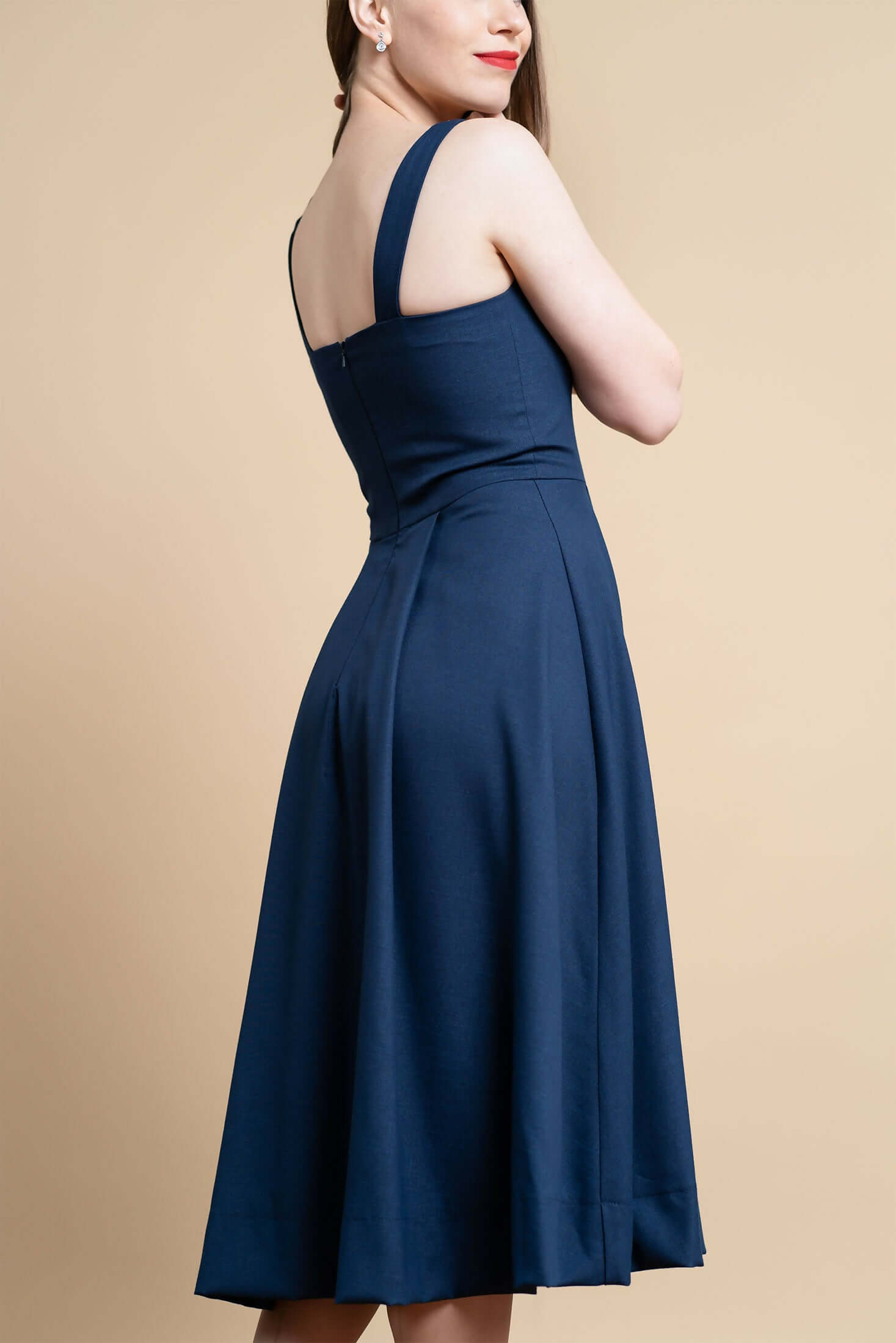 Robe - XS\XL - CLÉ du SUCCÈS en bleu, vue de dos, patron de couture PDF à télécharger, tailles XS à XL, niveau intermédiaire.