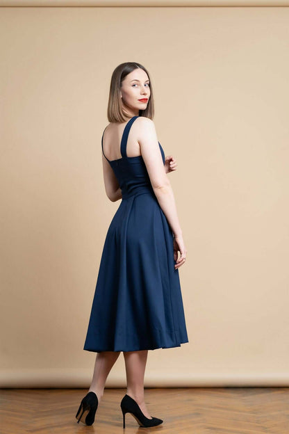 Robe - XS\XL - CLÉ du SUCCÈS, patron de couture pdf à télécharger, modèle en bleu, taille intermédiaire, vue arrière