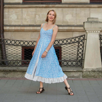 Robe - XS/XL - DELPHINIUM portée par une mannequin en extérieur, patron de couture pdf à télécharger, niveau intermédiaire.