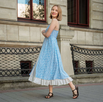 Femme portant une Robe - XS/XL - DELPHINIUM, patron de couture pdf à télécharger, élégante et estivale, en promenade urbaine.