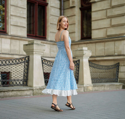 Robe - XS/XL - DELPHINIUM, patron de couture pdf à télécharger, femme portant une robe bleue élégante, extérieur en fond urbain.