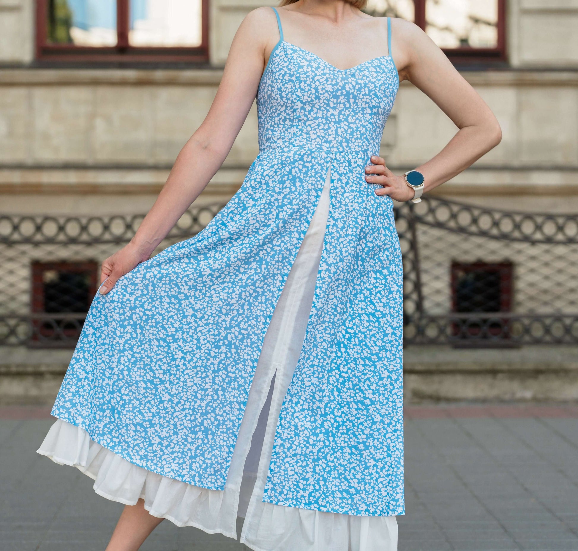 Femme portant la Robe - XS/XL - DELPHINIUM, patron de couture pdf à télécharger, robe élégante avec motif à fleurs et jupe ample.