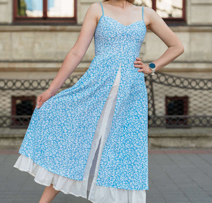 Femme portant la Robe - XS/XL - DELPHINIUM, patron de couture pdf à télécharger, robe élégante avec motif à fleurs et jupe ample.