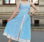 Femme portant la Robe - XS/XL - DELPHINIUM, patron de couture pdf à télécharger, robe élégante avec motif à fleurs et jupe ample.