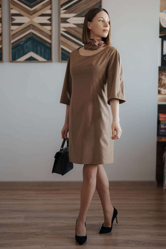 Femme portant une robe marron du patron de couture PDF à télécharger - Robe - XS/XL - SOFIA, niveau intermédiaire.
