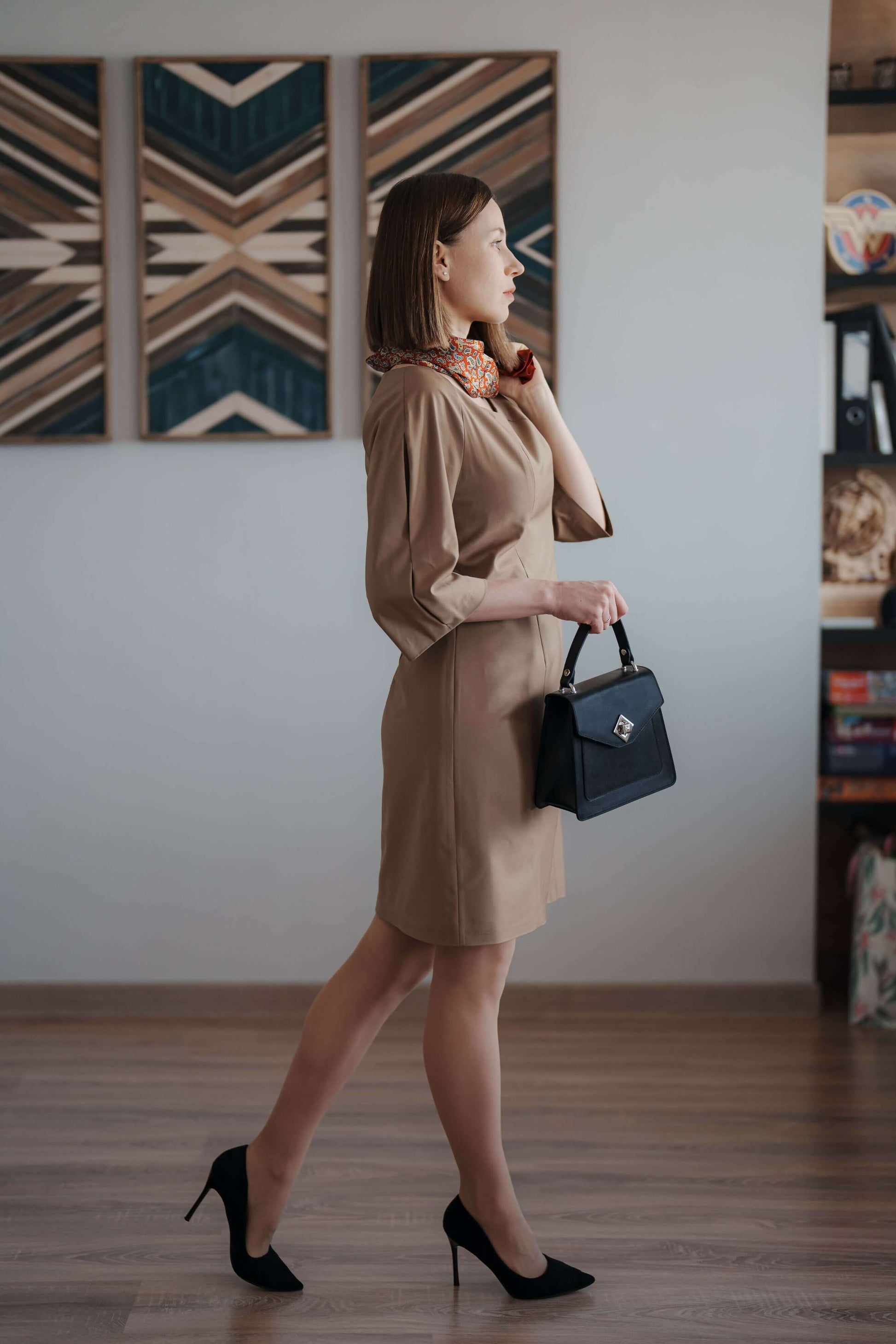 Femme portant une robe beige, Robe - XS/XL - SOFIA, patron de couture pdf à télécharger pour niveau intermédiaire, vue latérale.