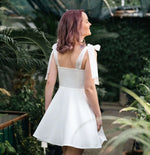 Robe - XS/XL - VANILLA, patron de couture pdf à télécharger, vue arrière d'une femme portant une robe élégante blanche