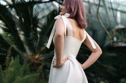 Robe - XS/XL - VANILLA, patron de couture pdf à télécharger, vue arrière de robe élégante avec bretelles nouées, pour couturières expertes.