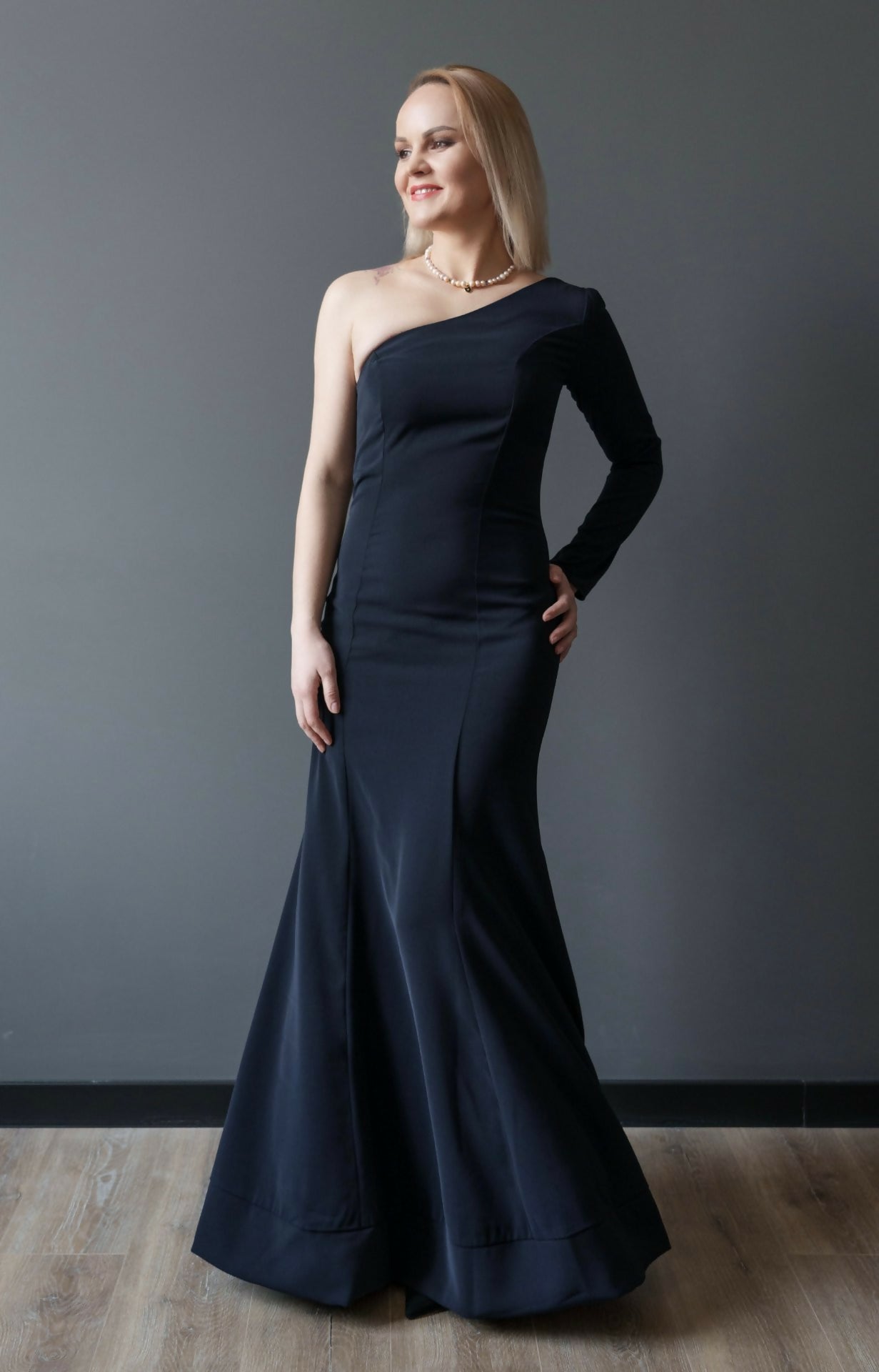 Femme portant une robe élégante - Robe - XXS - XL - SIRENA, patron de couture pdf à télécharger, niveau intermédiaire.